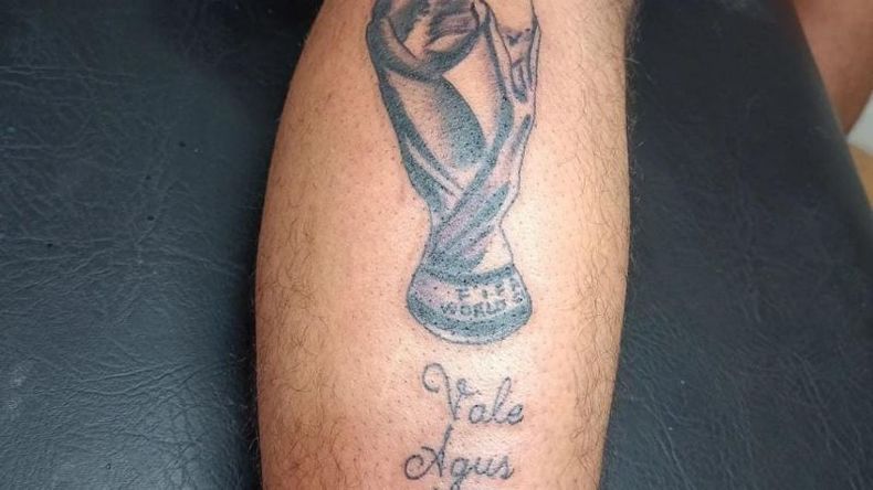 CONFIADO. Un hincha se tatuó el viernes con la fecha del domingo y la copa (Max Tattoo)..