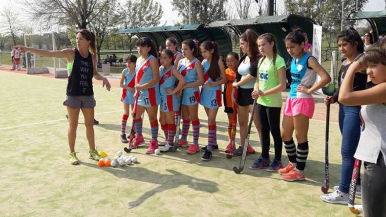 Una Leona en Pilar. El programa nacional “Campus con tu Ídolo” contó con la presencia de la excapitana de Las Leonas, Magdalena Aicega, y el exentrenador de esa Selección, Gabriel Minadeo en Pilar. La primera parte de la actividad fue una clínica en la cancha de Belgrano Athletic, mientras que por la tarde, Minadeo y otra exintegrante de la Selección, Jorgelina Rimoldi, dieron una capacitación en el salón de sesiones del HCD..