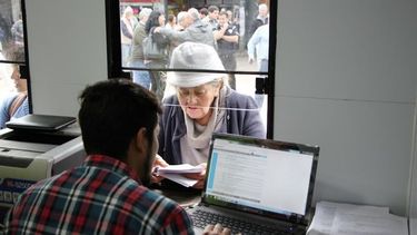 FUNCIONANDO. El nuevo CAV, ayer, recibiendo a los primeros vecinos .
