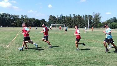 PRÁCTICA. Real Pilar sigue con su preparación en la Comunidad Deportiva.