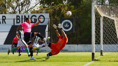 PIRUETA. Carrasco anticipa el achique de Acevedo para abrir el marcador en el Barraza. (FOTO: FREDY CABALLERO)..