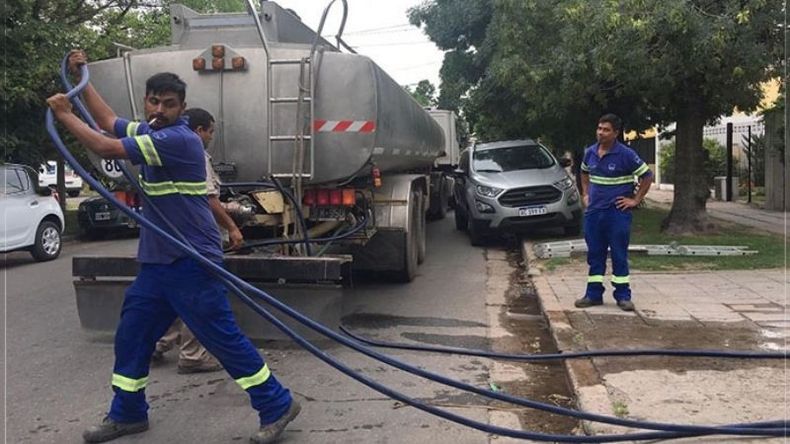MANGUERA. A fines del año pasado Aysa debió asistir a los vecinos..