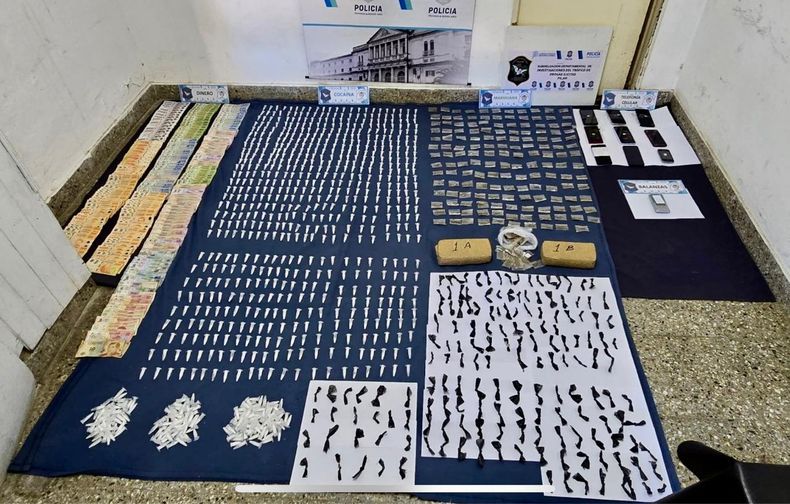 LISTA PARA LA VENTA. Así estaba la cocaína y la marihuana que fue incautada durante los ocho allanamientos en Derqui.