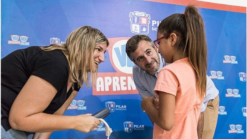 VER BIEN. Achával entregó anteojos junto a Paula González..