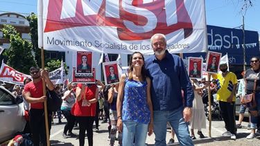 BANDERAS. Natalia Espasa y Alejandro Bodart en su cierre de campaña local..