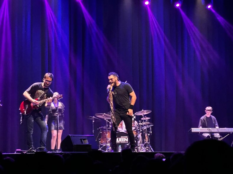 El show debe continuar. El Teatro Gran Pilar volvi&oacute; a recibir a Doctora Queen, una de las bandas tributo a Queen m&aacute;s respetadas y elogiadas. Con un repertorio que incluy&oacute; lo mejor de la discograf&iacute;a de la alineaci&oacute;n brit&aacute;nica, el grupo hizo disfrutar al p&uacute;blico que se acerc&oacute; al escenario de San Mart&iacute;n y Bol&iacute;var.