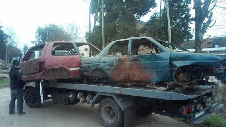 CHATARRA. Los vehículos incautados, camino a la compactadora..