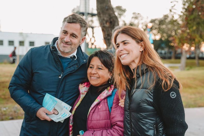 CAMPAÑA. Achával y Peralta, de recorrida boleta en mano.