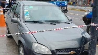 CORSA. Tras descompensarse, el remisero impactó el auto contra un poste de luz.