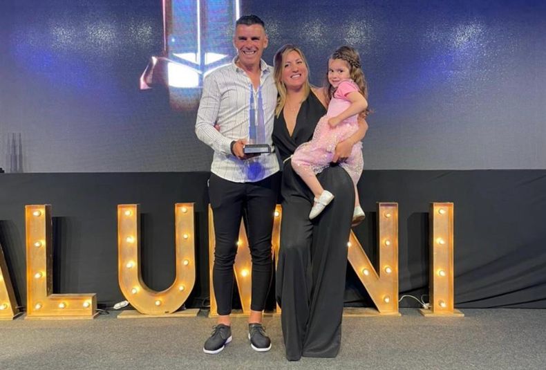 EN FAMILIA. Piter Torres con su premio. La ceremonia se llevó a cabo en el predio de la AFA.&nbsp;
