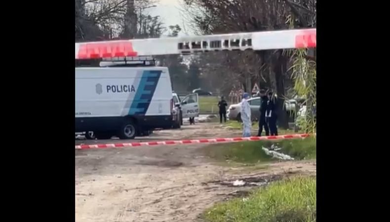 La policía trabaja en el lugar del hallazgo.
