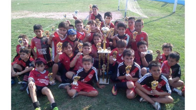 Presidentes campeones. Presidente Derqui sigue cosechando trofeos con el baby fútbol. Ya terminado el torneo de LIPEF, los chiquitos jugaron un cuadrangular en Sportivo Escobar con la categoría 2007/08 alzándose con el título tras superar a La 10, Real Del Viso y al local. Además, el Rojinegro obtuvo subcampeonatos en la 2003/04 y 2005/06..