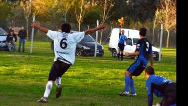 Anchaval festeja el empate. Atrás, el línea marca el polémico off-side..