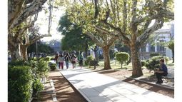 BAJO LA TIERRA. La plaza 12 de Octubre iba a cubrir la playa que no fue..