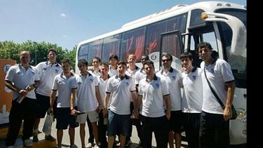 La delegación de Pilar Voley antes de subir al micro que la llevó a Santa Fe..