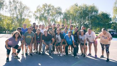 A PURO DEPORTE. Achával junto a un grupo de mujeres en el Polideportivo.