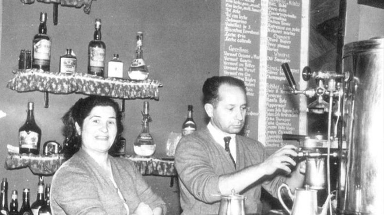 Bar La Alambra, año 1965. Regino Osés en pleno trabajo, acompañado por su mujer Francisca. Por esos años, Don Regino participó activamente de la vida de las instituciones de Pilar, ayudando a fundar algunas de ellas..