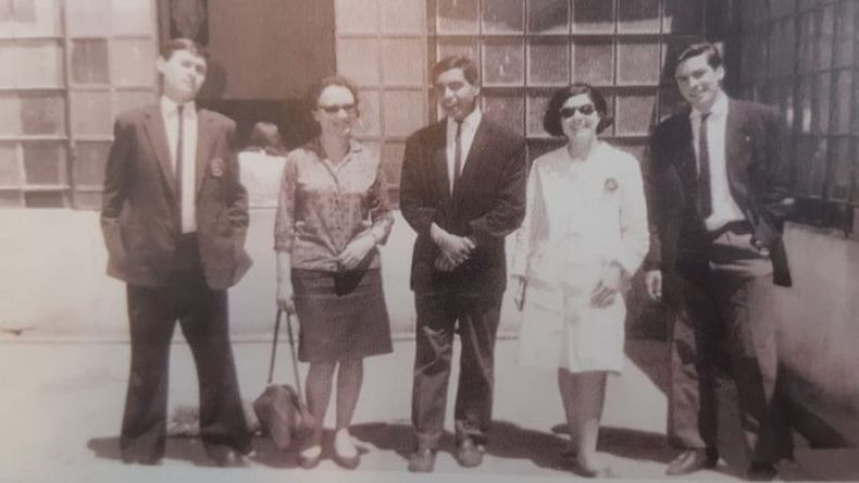 1966. Carlos Carey (luego director), la docente Dalmira Gómez, Miguel Gorosito, Sonia Lembeye y Gustavo Urroz. (Foto: “Mi Pilar de los ‘60”, de G. Urroz)..