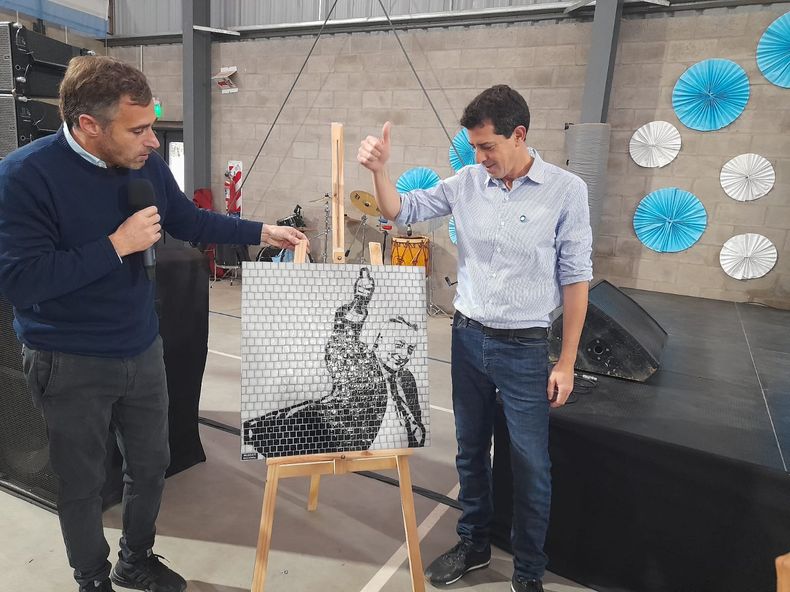 PULGARES ARRIBA. Federico Achával le regalo a Wado un mosaico con la figura de Néstor Kirchner. &nbsp;