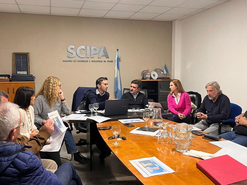 SEDE. Neuspiller y su equipo dialogaron con las autoridades de la cámara. &nbsp;
