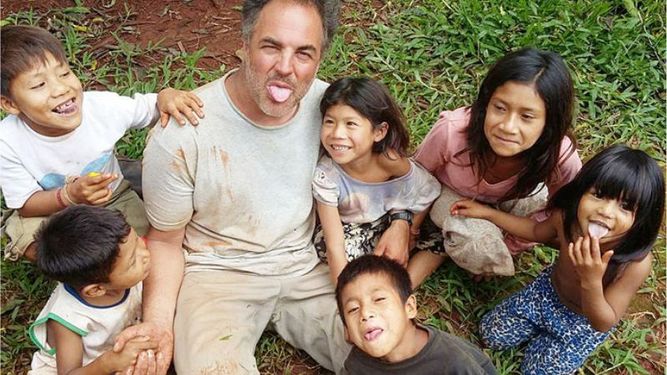 MISIONES. Los chicos esperan por los libros y los juguetes..
