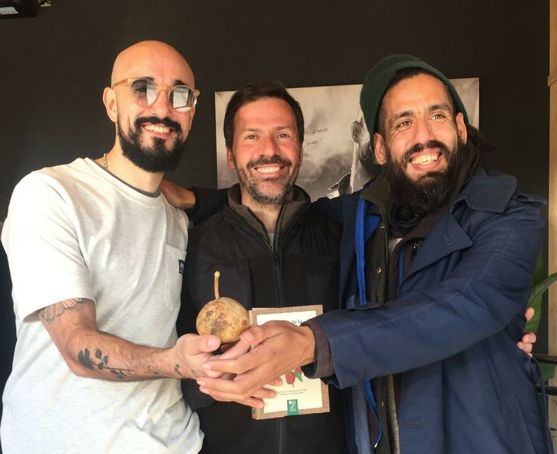 UN MATE. Bobadilla (der) junto a Abel Pintos en la inauguración de La Matera.&nbsp;