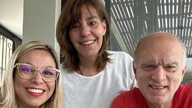 SONRISAS. Grindetti posa junto a su esposa y Cáceres durante un frugal desayuno. &nbsp;