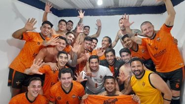 FELICIDAD. Los jugadores de Manzanares festejan el triunfo después de 9 partidos..