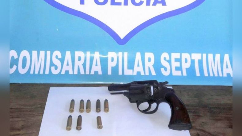 En el allanamiento se secuestró una de las dos armas de fuego con la que los hombres efectuaron el ataque. .