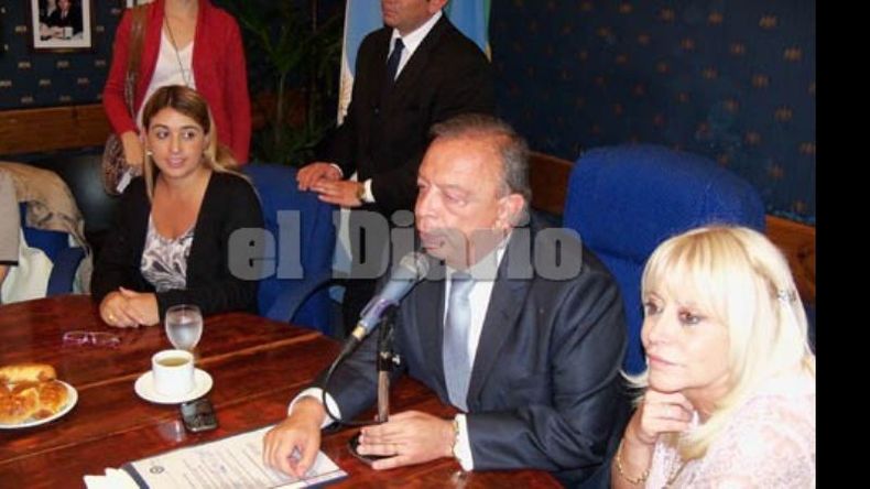 Zúccaro anunció el aumento para los municipales, ayer, en el Salón V Centenario..