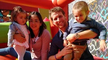 En familia. Tomy adelante con Iván (papá), Luciana (mamá) y su hermanita Luz..