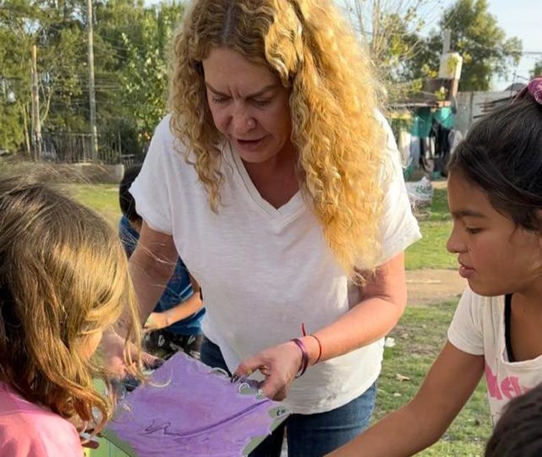 A PINTAR. Analía compartió la actividad con chicos de Presidente Derqui. &nbsp;