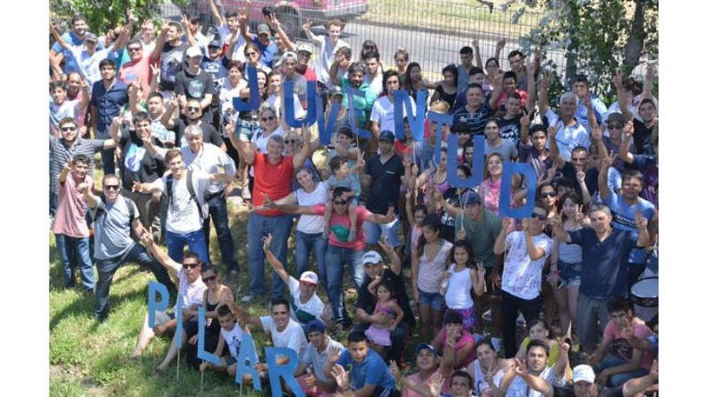 Wally. Si se busca atentamente en esta foto, como en el clásico juego de encontrar al muchachito de las gafas y la remera a rayas, podrá hallarse a uno de los personajes del año de la política local.Fue tomada en la previa de un encuentro de los jóvenes massistas. Y aunque el personaje en cuestión no es lo primero, sí parece estar cerca de ser lo último. ¿Lo vieron? Sí, es el concejal Daniel Liberé, que hasta hace unos dos meses revistaba en las filas de Cambiemos..