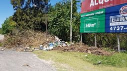 Es imposible comunicarse con atención al vecino en la Municipalidad y la verdad es cada vez peor la cantidad de basura en la calle Estanislao del Campo y Colectora Panamericana, entre Seguí y Saraví. Por favor, por medio de ustedes quiero ver si puedo contactar a la Municipalidad y que se recoja la basura. Además de solicitar un cartel de “Prohibido tirar basura”, porque cualquiera que pasa se siente con la libertad de hacerlo. Tucu. .