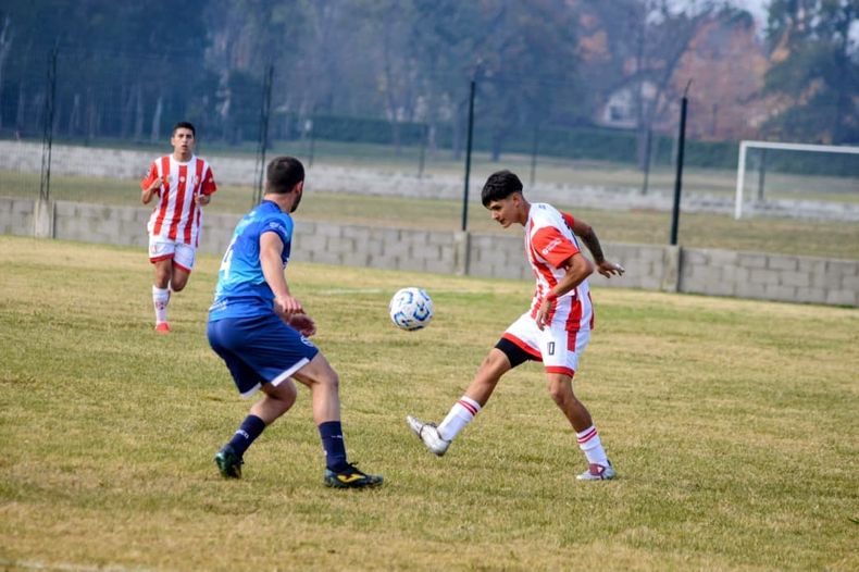SALIDA. Santiago Lugo busca abrir el juego ante la presión de un rival.&nbsp;