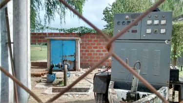 ABANDONO. Los vecinos pidieron que se resguarde el equipo que les provee agua..