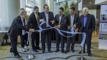 CORTE DE CINTAS. Empresarios en la apertura oficial del Hotel Hilton, segundo cinco estrellas de Pilar. .