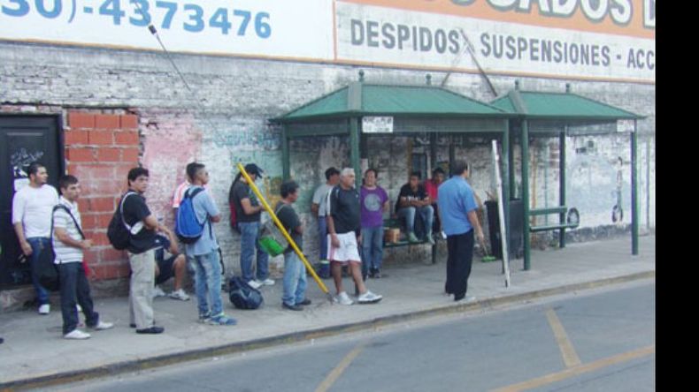 ESPERA. Las colas de pasajeros que aguardan un colectivo para volver a sus hogares..