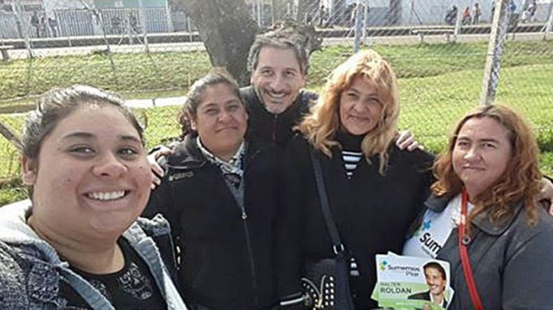 SELFIE. Roldán, con vecinas, en una recorrida de campaña..