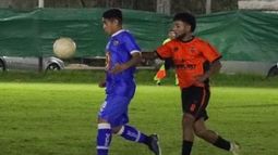 DOMINIO. Juan Jarc, de Metalúrgico, domina la pelota ante Juan Núñez, de Manzanares.
