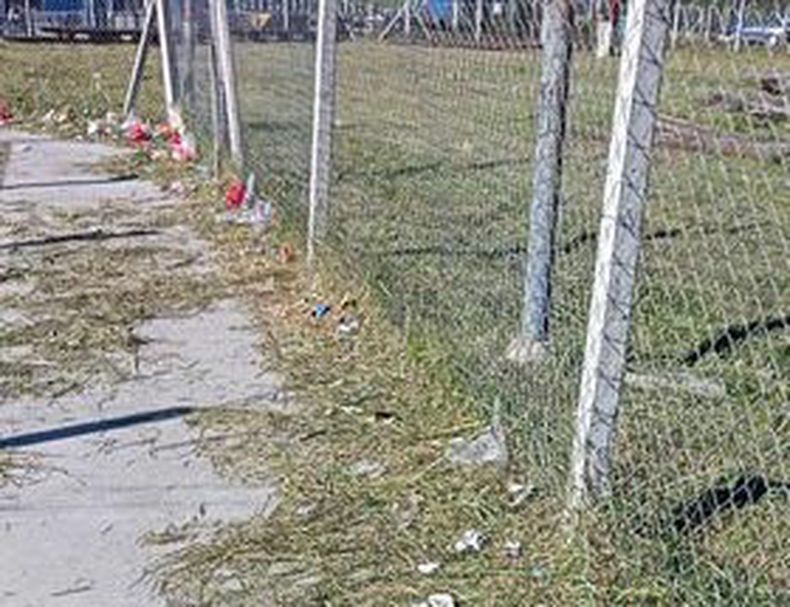 Este es el único pasillo que conecta a la estación con Villa Buide. Una vergüenza, te aumentan el boleto pero no tienen nada de mantenimiento. Estaría buenísimo que abran el pasillo que conecta a la calle Armando Ferreyra. Juan Cruz Zimmermann.