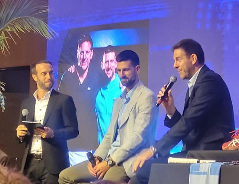 Nole y Del Potro preparando la subasta de sus raquetas, zapatillas y remeras.
