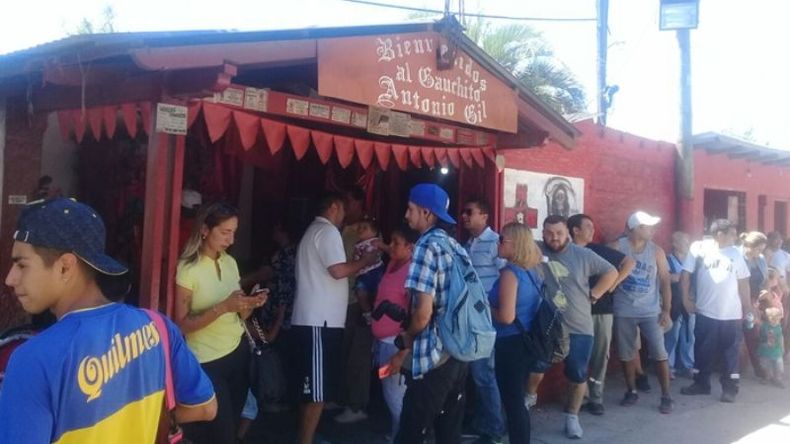 FILAS. Los promeseros llegan para pedir y para agradecer..