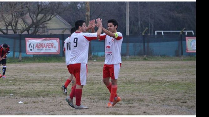 GOLES ENCONTRADOS. Sánchez Souto y Páez se saludan, luego que el delantero marcara el 5-0 parcial..
