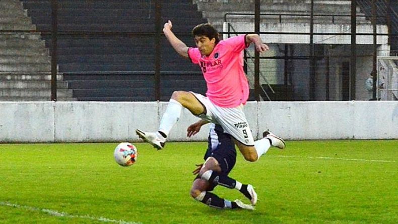 TOQUE AL GOL. Cordeviola conecta el centro de Crego para marcar el gol del triunfo. Foto: Fredy Caballero. .