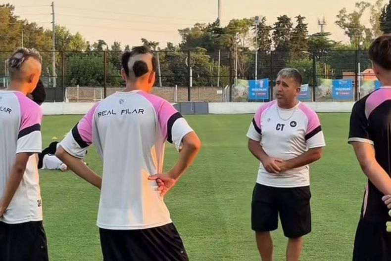 Chacón en la charla previa al entrenamiento del Monarca.