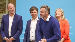 FIRMA. Achával rubrica el acuerdo ante las sonrisas de Insaurralde, Kicillof y Álvarez Rodríguez.