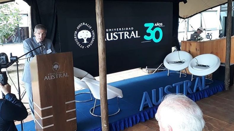 ANIVERSARIO. El rector Julián Rodríguez repasó la historia de la Austral..
