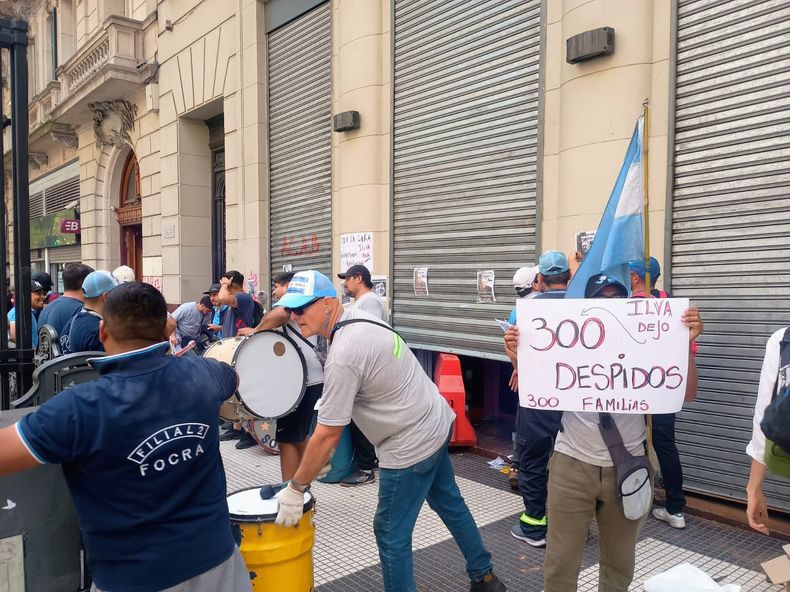 RECLAMO. Trabajadores de ILVA, este martes, en la sede de la UIA.&nbsp;