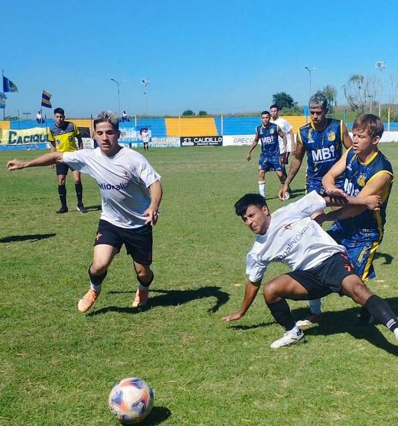 AMISTOSO. Manzanares tuvo su primer ensayo futbolístico ante Ballester.